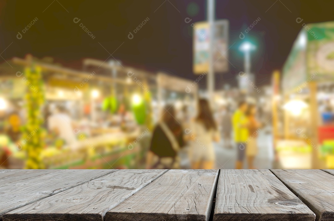 Tampo de mesa de madeira e Festival de mercado de imagem desfocada abstrata na rua .. Pode ser usado para exibir ou montar seu