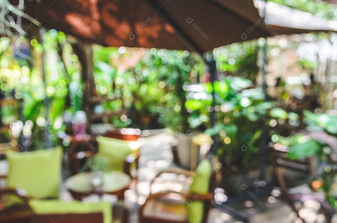 Café ao ar livre turva abstrata no jardim para uso em segundo plano.