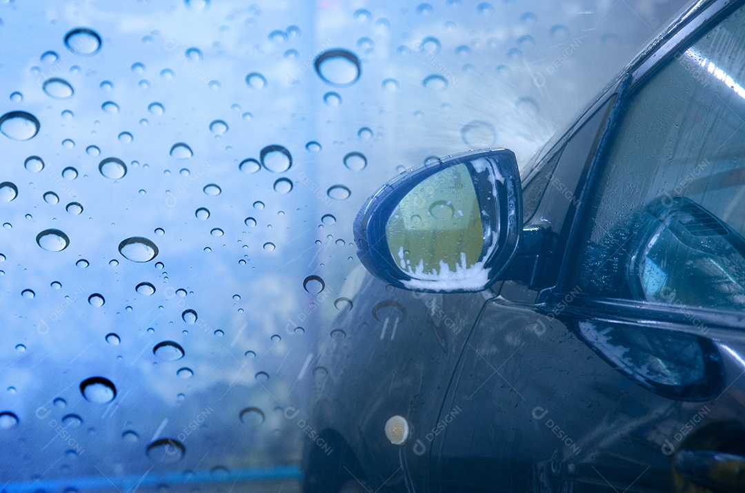 Lavagem de carro preto com bolhas de espuma.