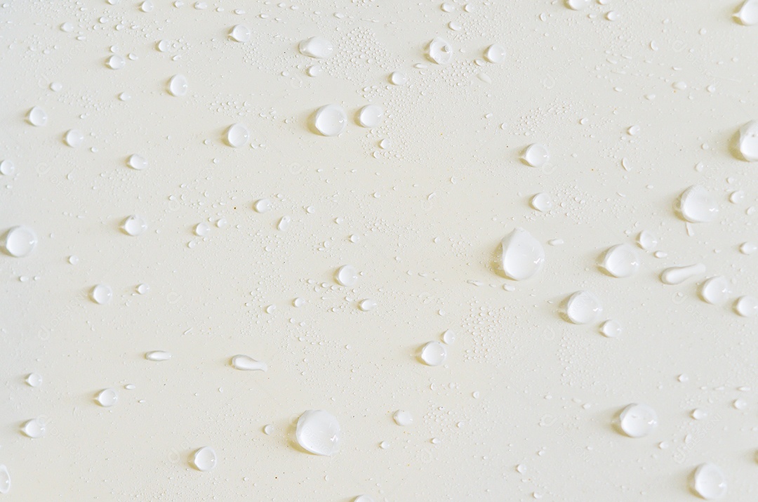 Gotas de água em um fundo branco