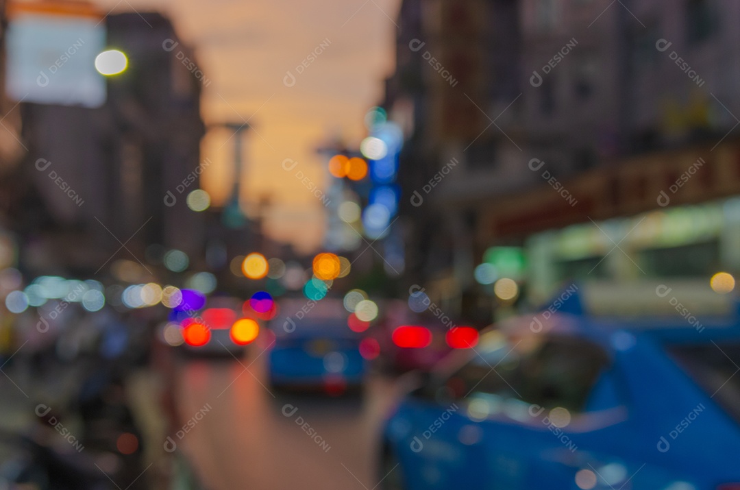 Luzes desfocadas de carros na estrada à noite para uso como pano de fundo.