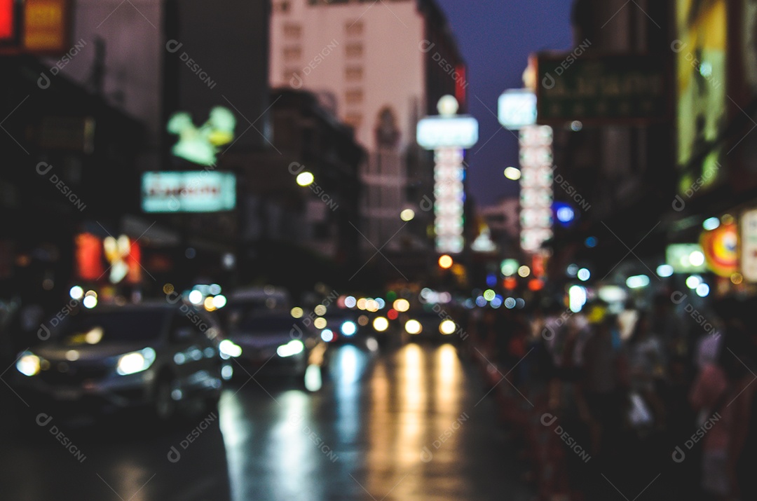 Luzes desfocadas de carros na estrada à noite para uso como pano de fundo.