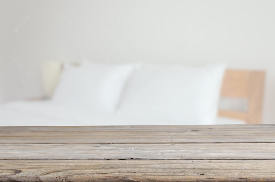 Tampo de mesa de madeira e quarto de imagem desfocada abstrata. Pode ser usado para exibir ou montar seus produtos.