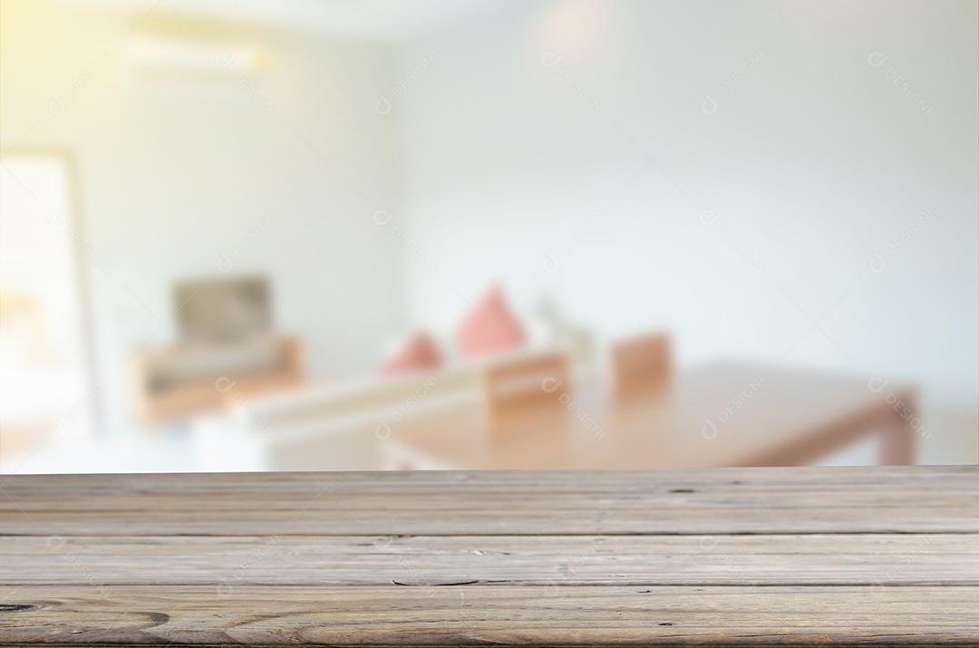 Tampo de mesa de madeira e interior de decoração de sala de estar de imagem borrada abstrata. Pode ser usado para exibir ou montar seu plano de fundo