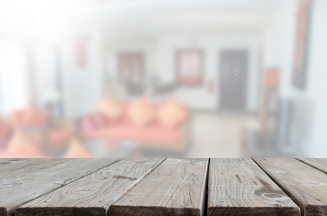 Tampo de mesa de madeira e interior de decoração de sala de estar de imagem borrada abstrata. Pode ser usado para exibir ou montar seu plano de fundo