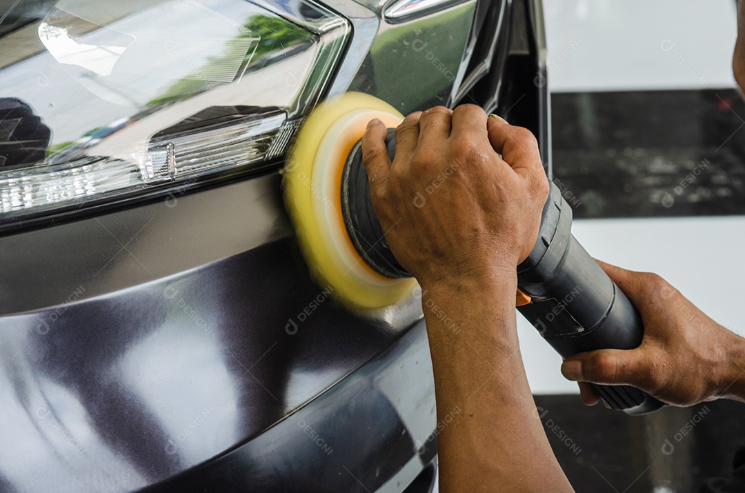 Mão de mecânico segurando o polonês do carro