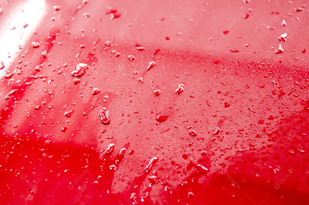 Gotas de água em um fundo vermelho.