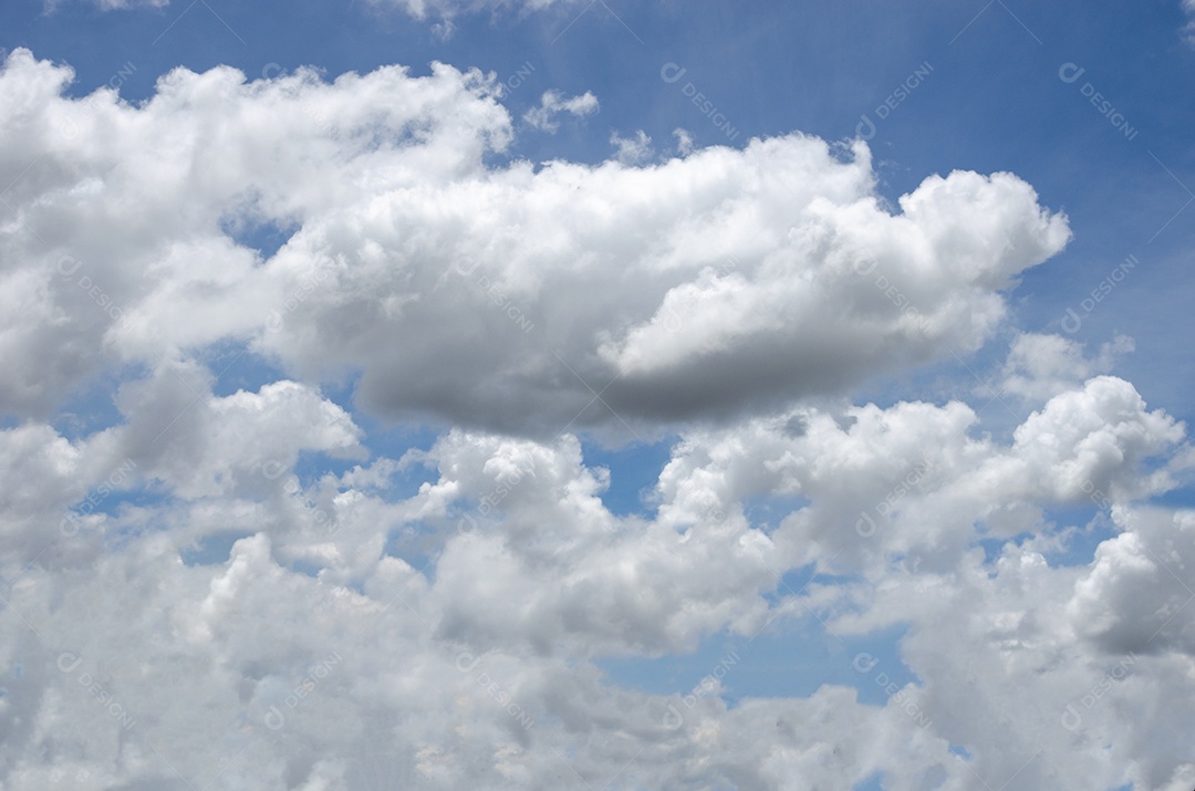 Lindo céu azul com fundo de nuvens.