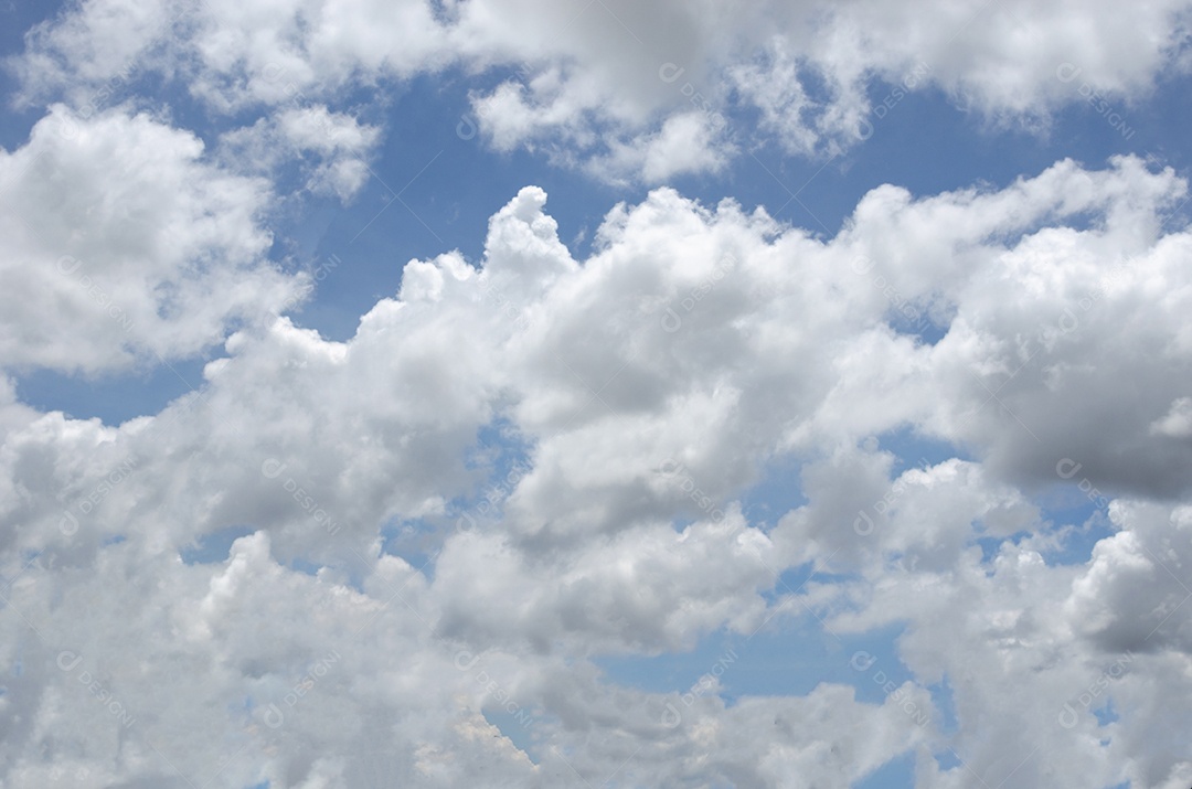 Lindo céu azul com fundo de nuvens.