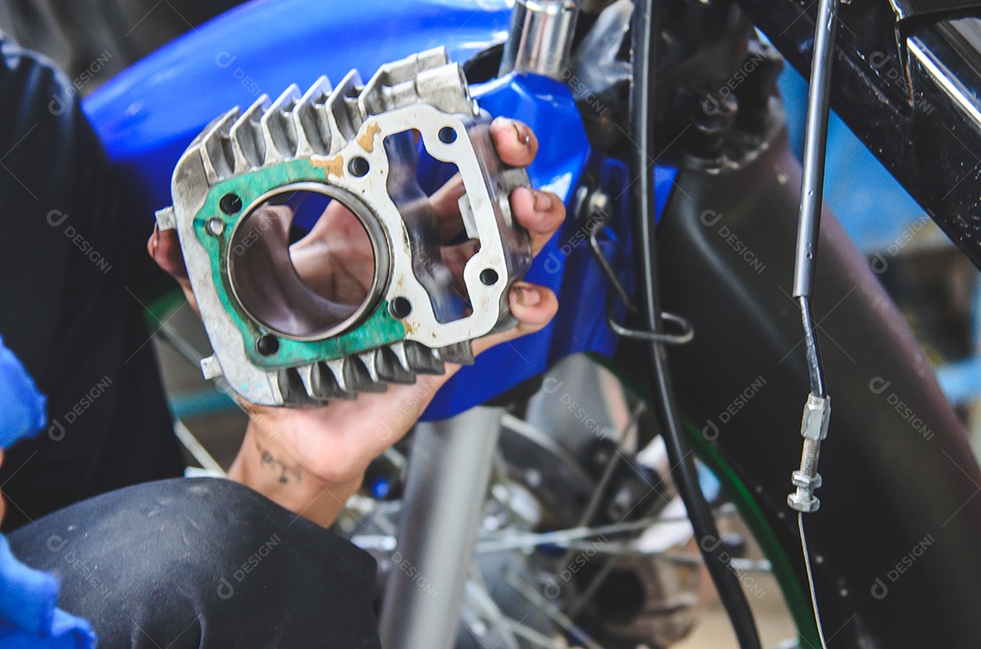 Motocicleta de reparos mecânicos