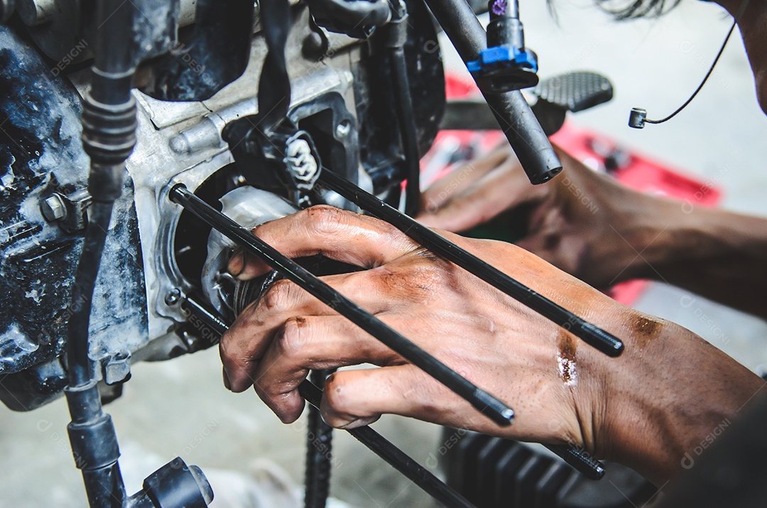 Motocicleta de reparos mecânicos