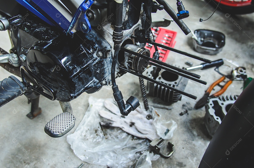 Motocicleta de reparos mecânicos