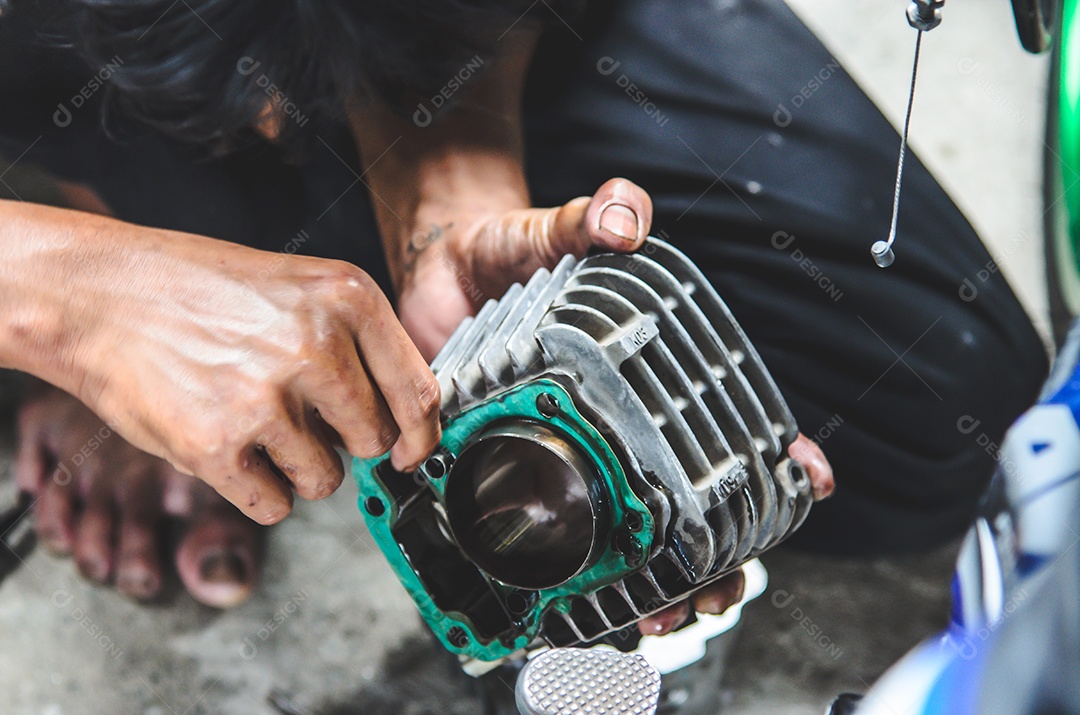 Motocicleta de reparos mecânicos