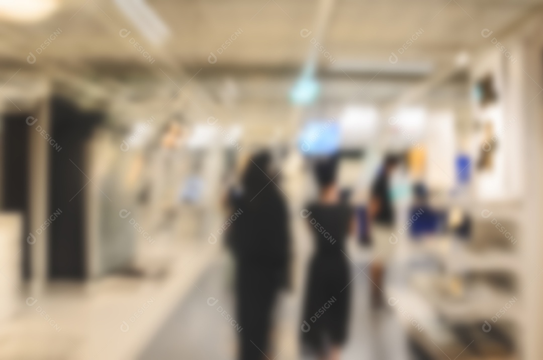 Desfoque as pessoas andando no shopping para uso em segundo plano.