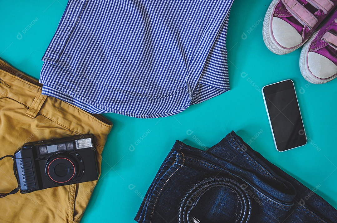 Vista superior Acessórios para viagens. Roupas para smartphones, tênis e uma câmera. , Conceito de viagem