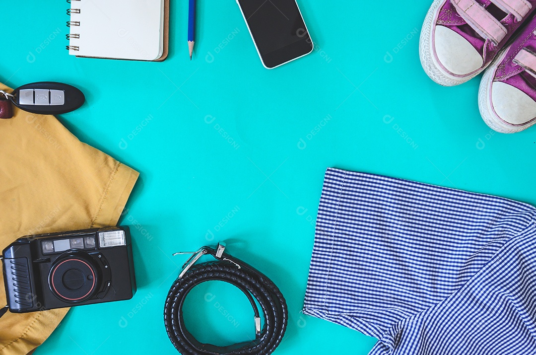 Vista superior Acessórios para viagens. Roupas para smartphones, tênis e uma câmera. , Conceito de viagem