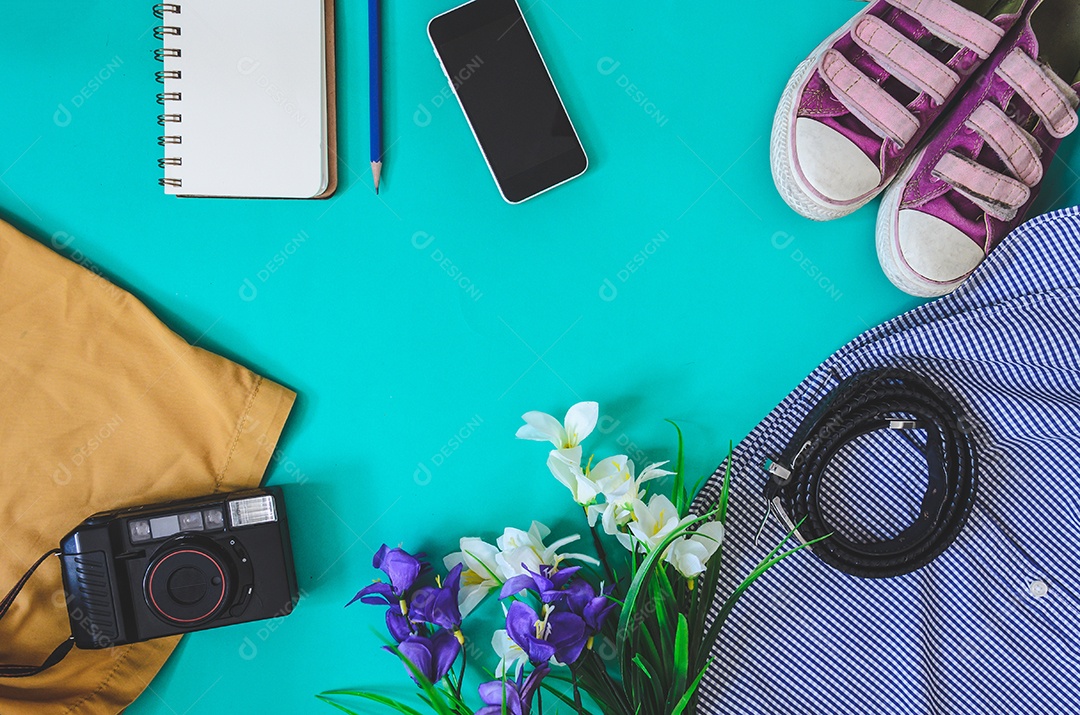 Vista superior Acessórios para viagens. Roupas para smartphones, tênis e uma câmera. , Conceito de viagem