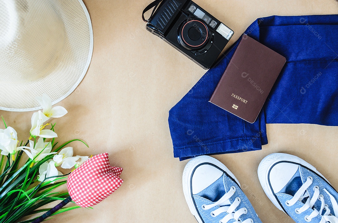 Vista superior Acessórios para viagens. Roupas para smartphones, tênis e uma câmera. , Conceito de viagem