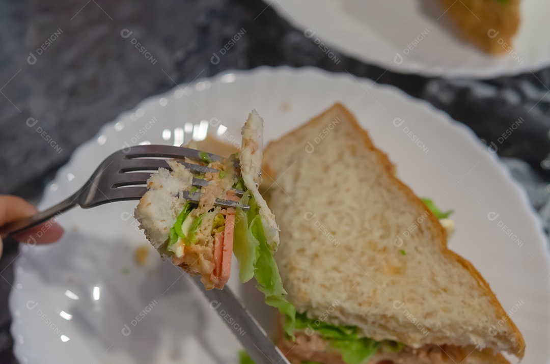Sanduíches de salada de atum, presunto e legumes.