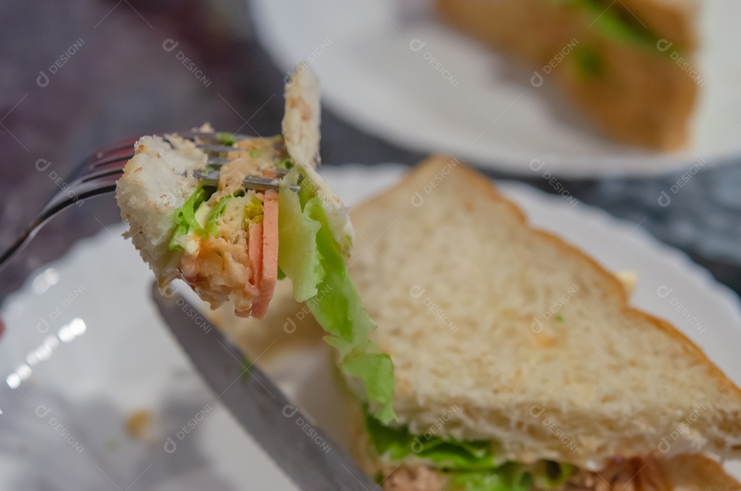 Sanduíches de salada de atum, presunto e legumes.