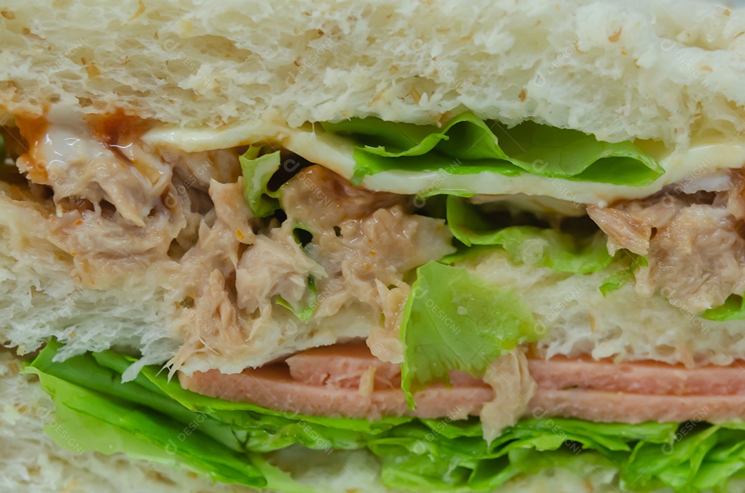 Sanduíches de salada de atum, presunto e legumes.