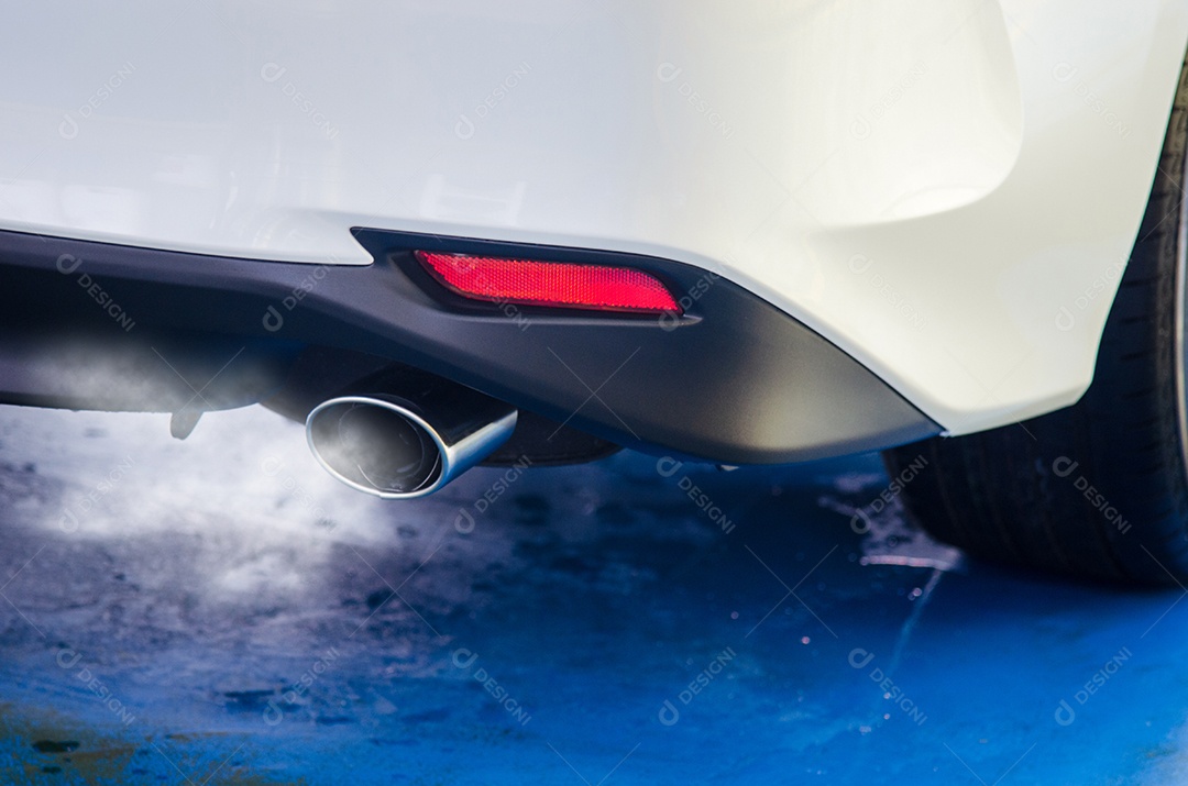 Escape do carro ao deixar um fumo.