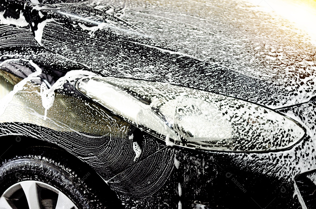 Lavagem de carro preta com bolhas de espuma