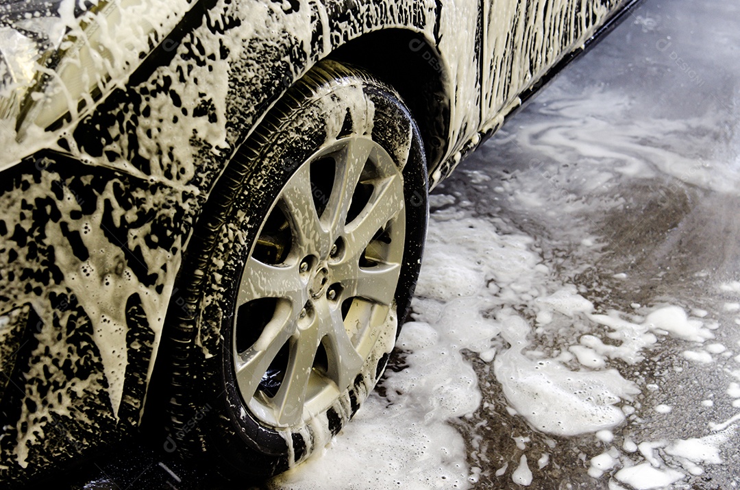 Lavagem de carro preta com bolhas de espuma