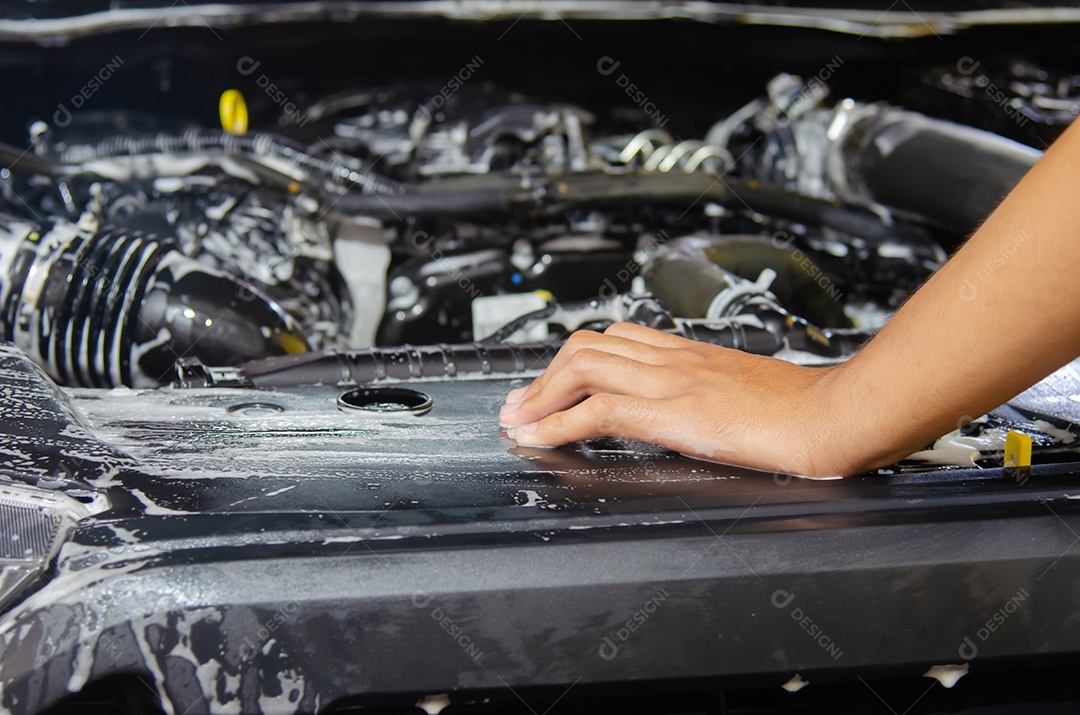 Limpeza do motor com a espuma