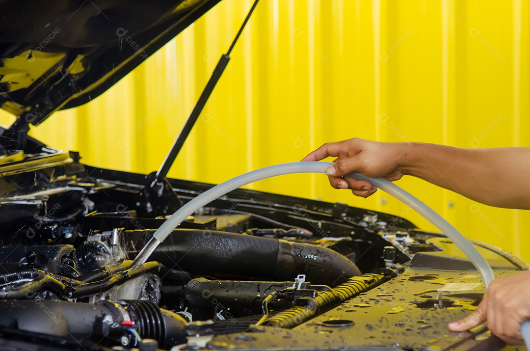 Limpeza do motor com a espuma