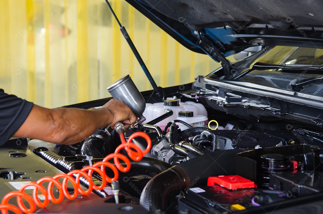 Manutenção do carro e verificação carros mais limpos do motor revestidos.
