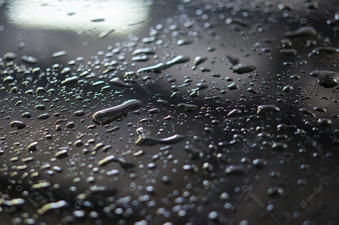 Gotas de água abstratas em um fundo preto