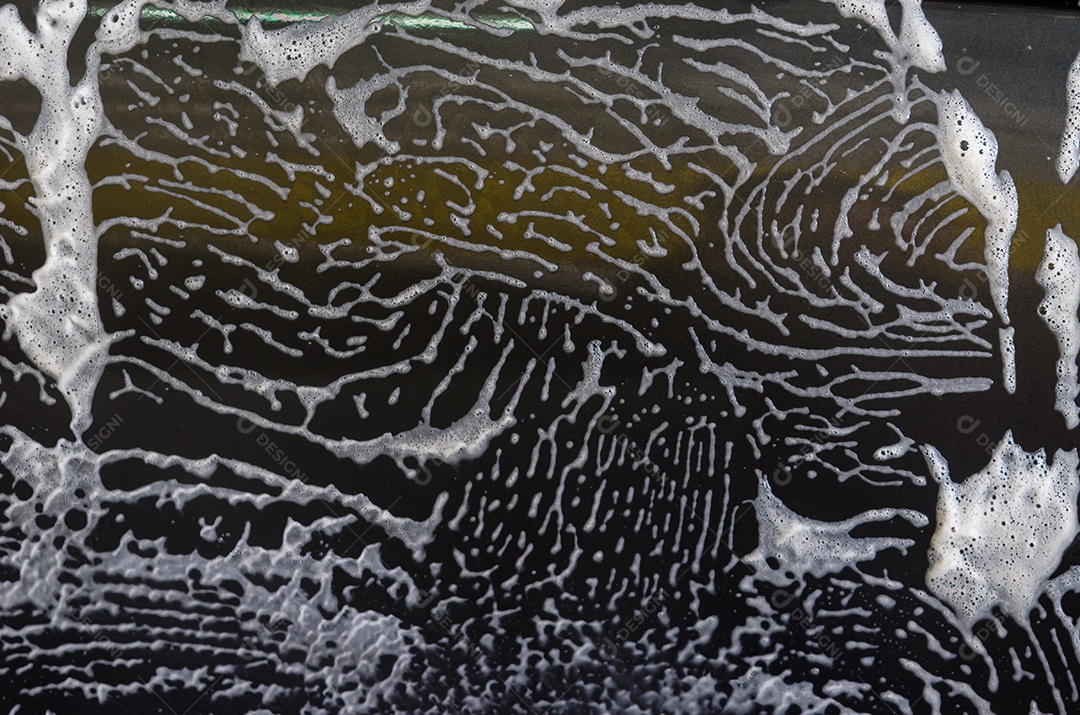 Lavagem de carro preta com bolhas de espuma