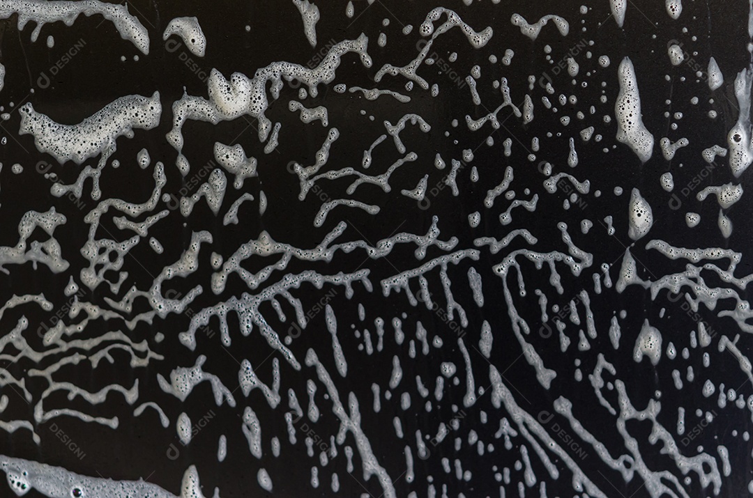 Lavagem de carro preto com bolhas de espuma