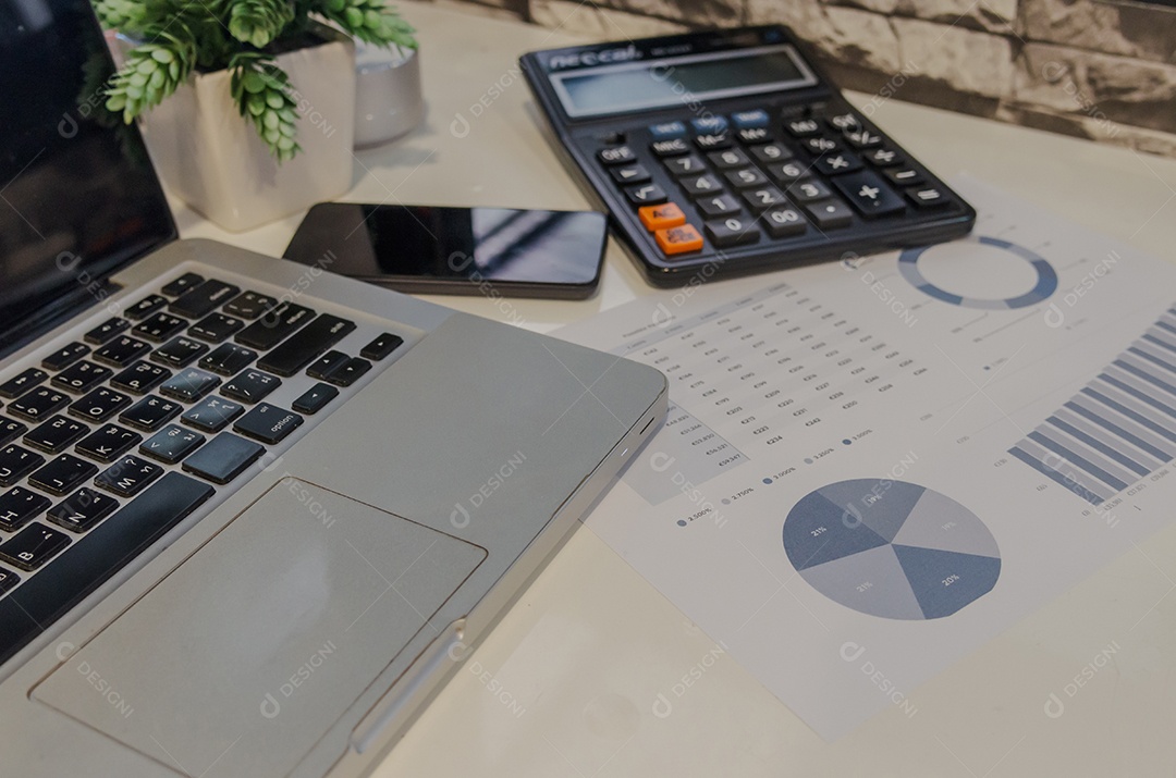 Documento de negócios, gráficos e laptop sobre a mesa