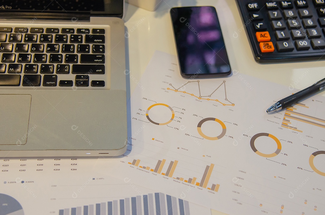 Tiques de análise de negócios com um laptop e caneta.