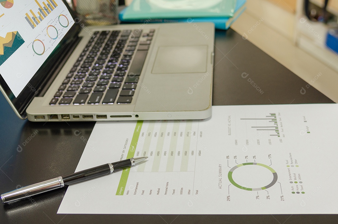Negócios documentos gráficos financeiros, análise estatística na mesa com computador portátil com gráficos, diagramas e gráficos na tela.