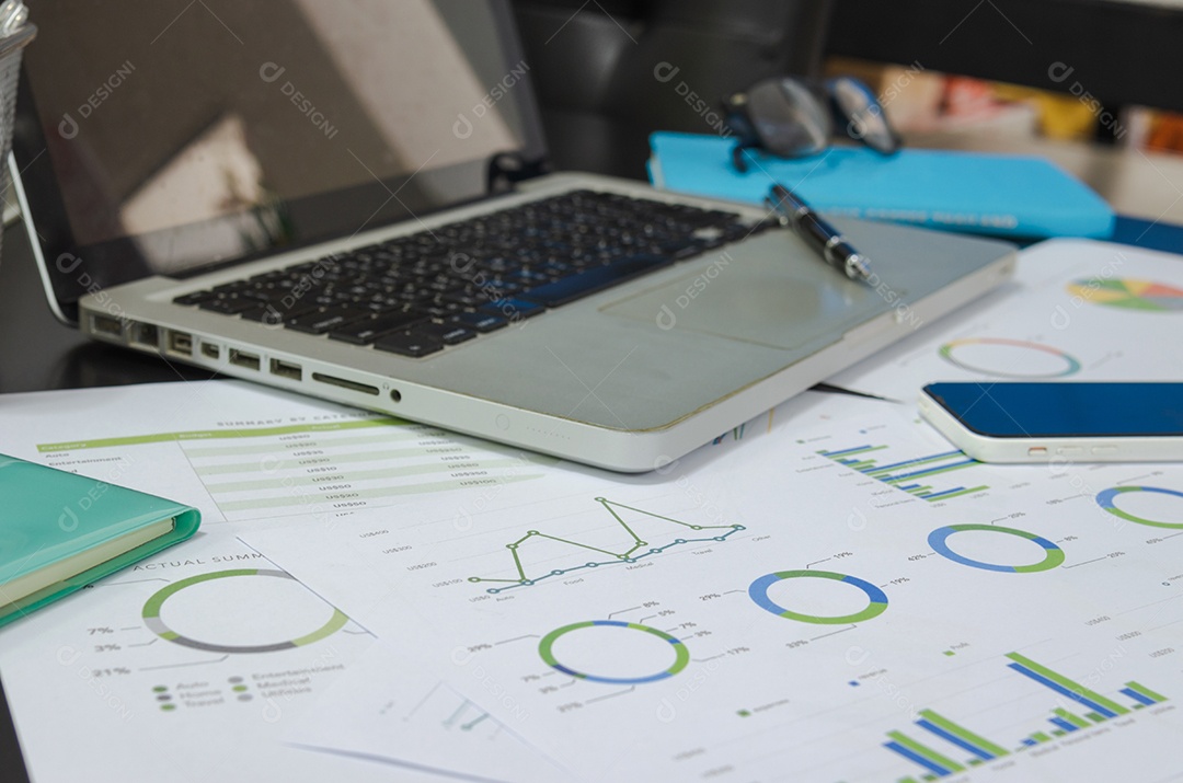 Documentos de negócios gráficos financeiros, análise estatística na mesa com computador portátil.