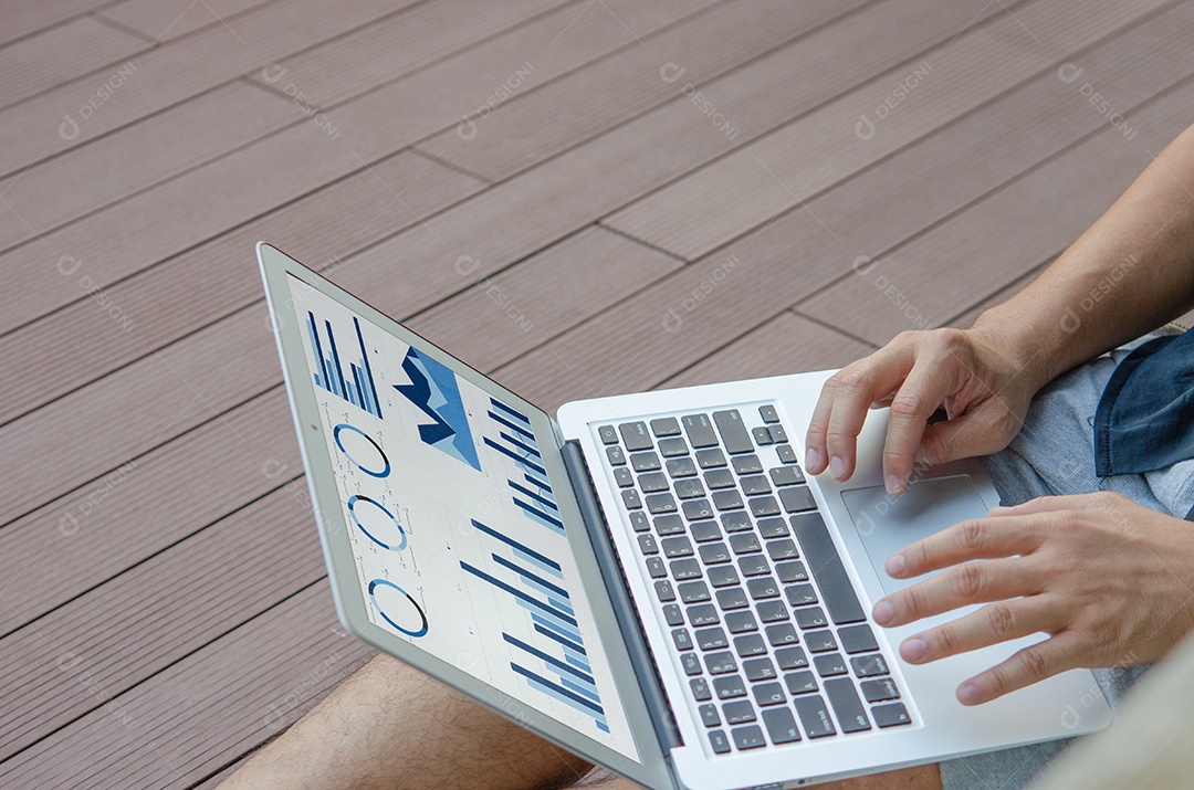 Empresário no trabalho. empresário trabalhando sentado ao ar livre laptop com gráficos, diagramas e gráficos na tela.