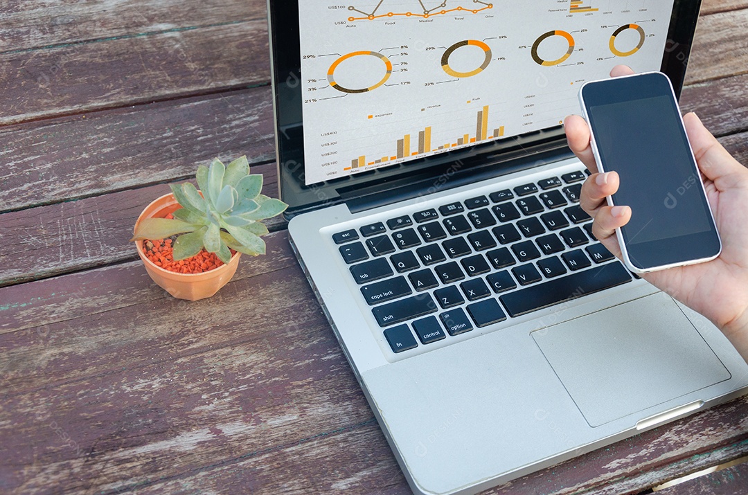 Mãos femininas segurando a tela do celular e do laptop do computador para sua mensagem de texto de publicidade
