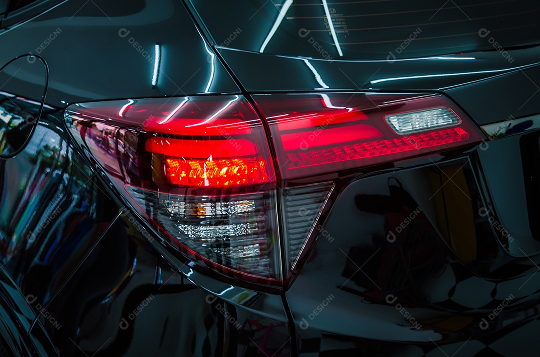 Perto das lanternas traseiras, carros cinzas.