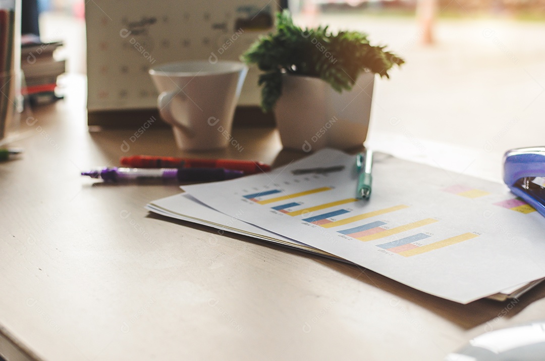 Gráfico de local de trabalho de mesa de escritório e caneta na mesa.