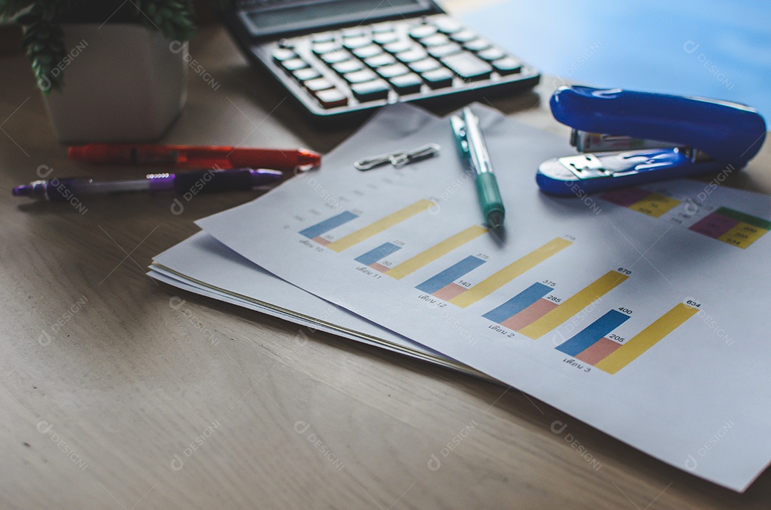 Gráfico de local de trabalho de mesa de escritório e caneta na mesa.