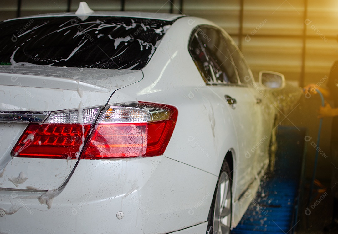 Lavagem de carro com espuma na lavagem de carro