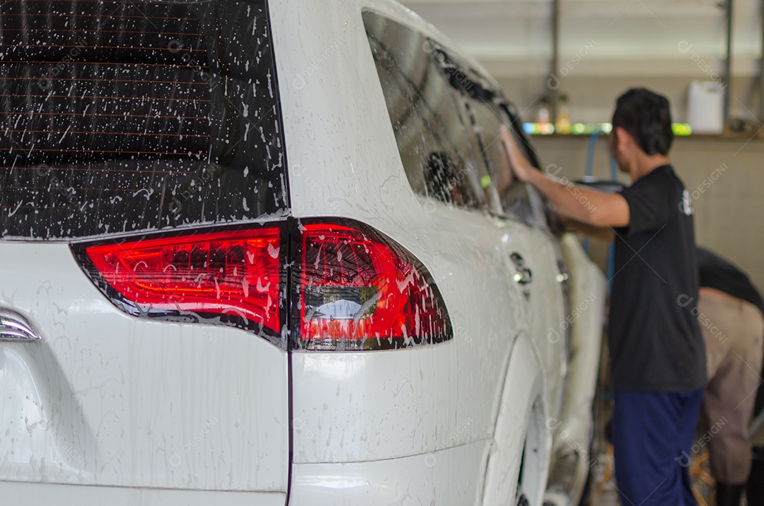 Lavagem de carro com espuma na lavagem de carro