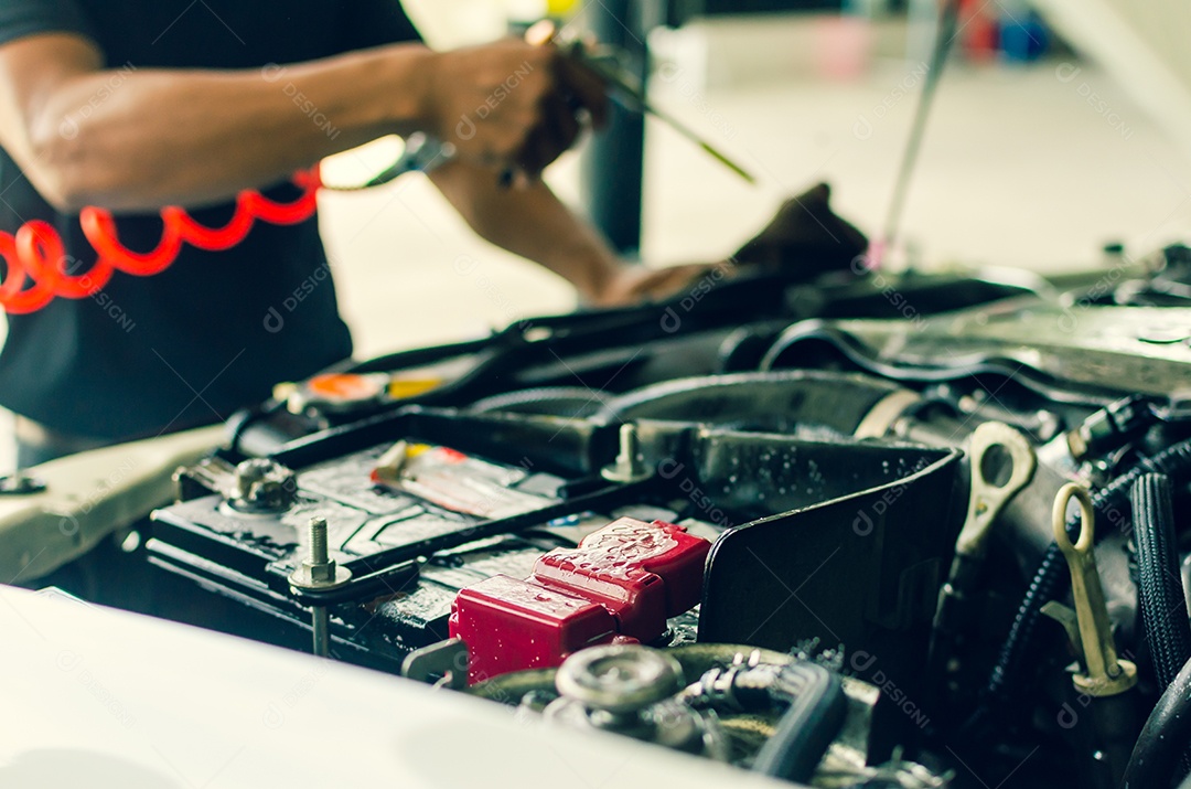 Homem segurando um kit de limpeza de motor de carro.