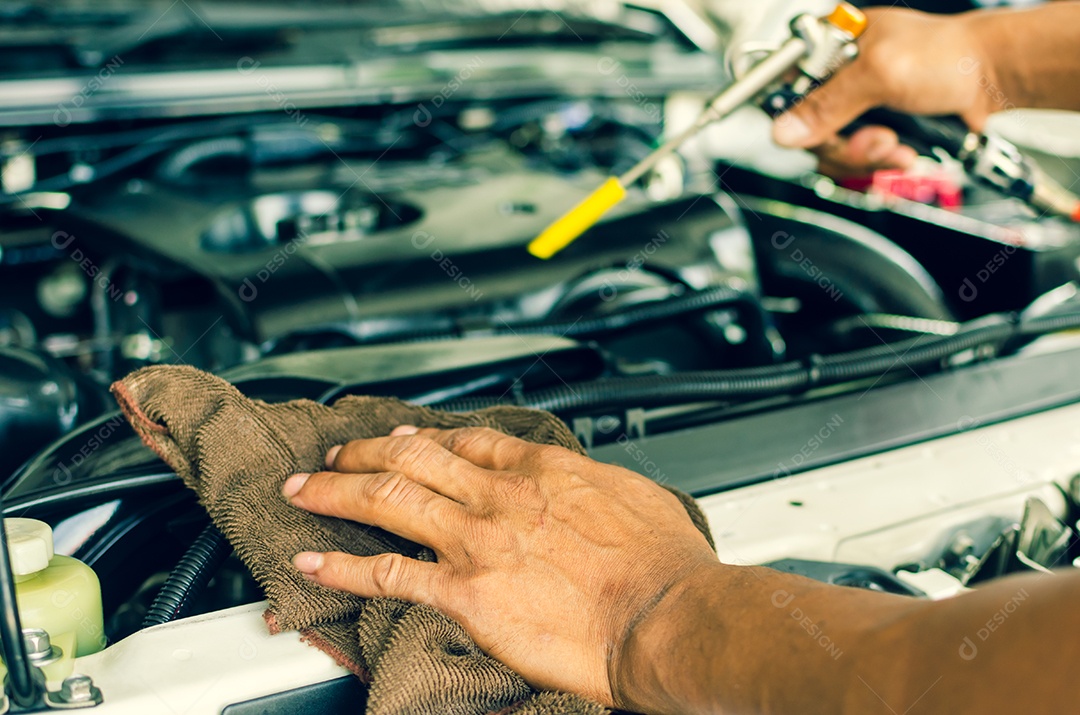 Homem segurando um kit de limpeza de motor de carro.