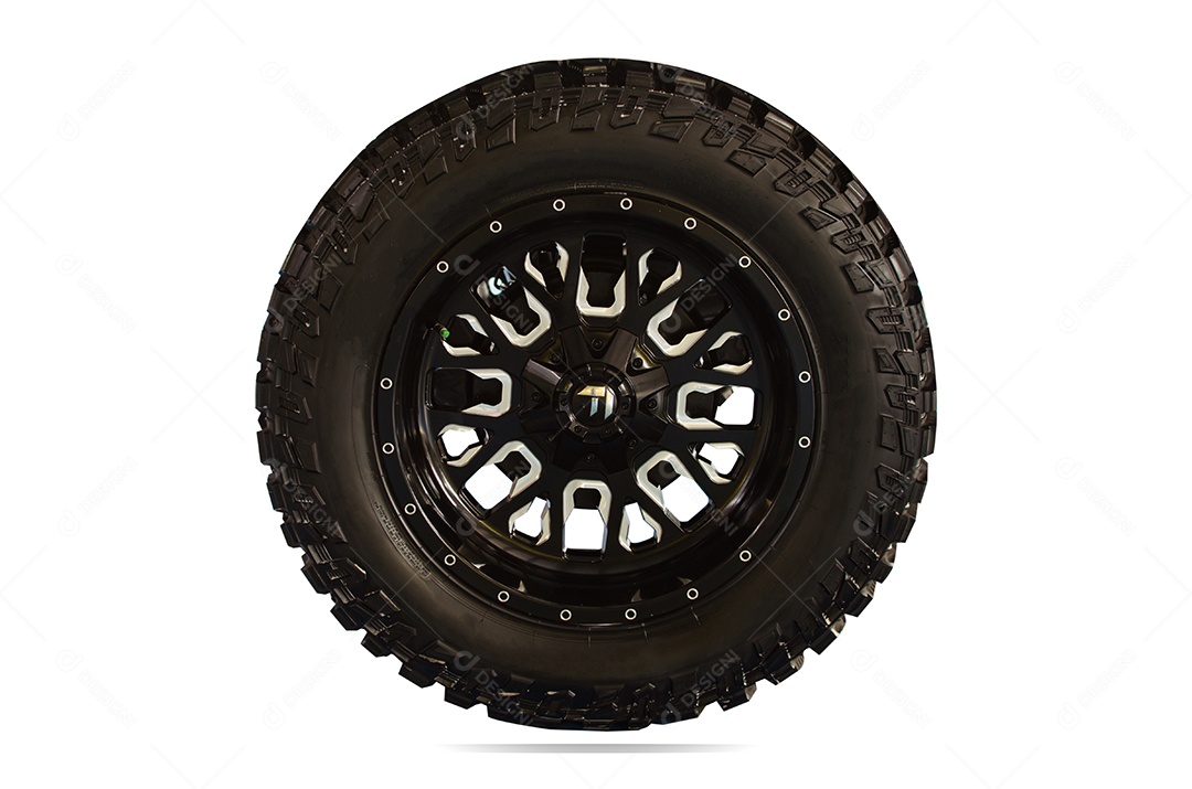 Roda de carro isolada no fundo branco