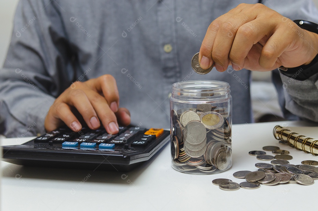 Empresário masculino usa calculadora dinheiro moeda imposto financeiro e planejamento de investimentos marketing economia renda e poupança de aposentadoria.