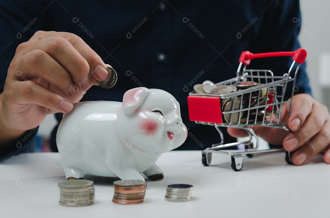 Empresário segurando dinheiro moeda poupança finanças investimento renda moeda cofrinho no conceito de negócio de mesa.